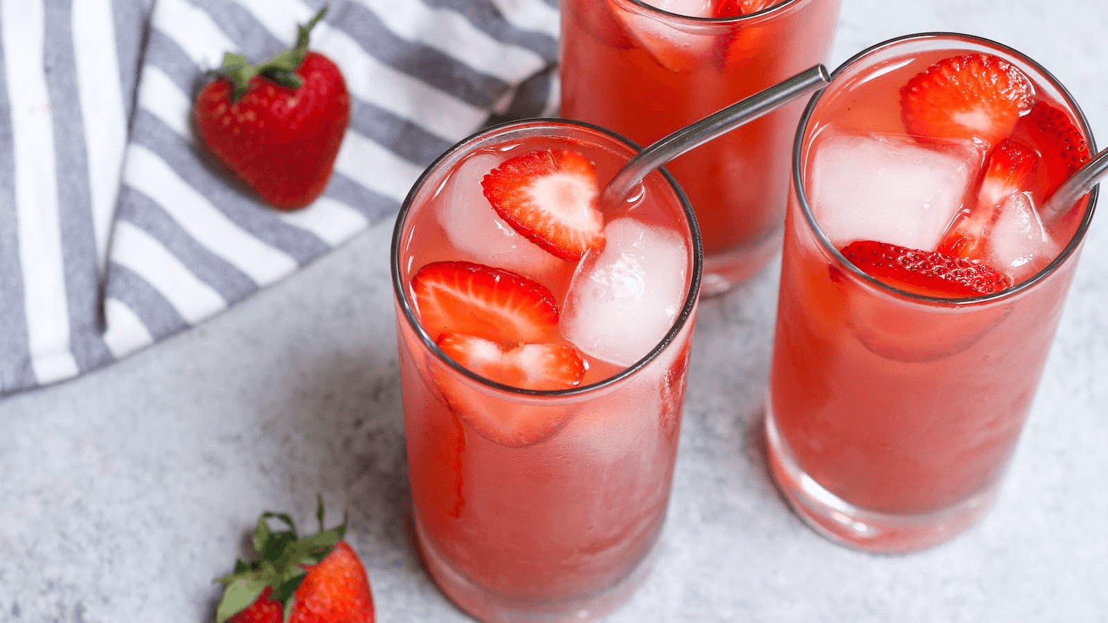 How Many Carbs are in a Strawberry Refresher from Starbucks? starbmag