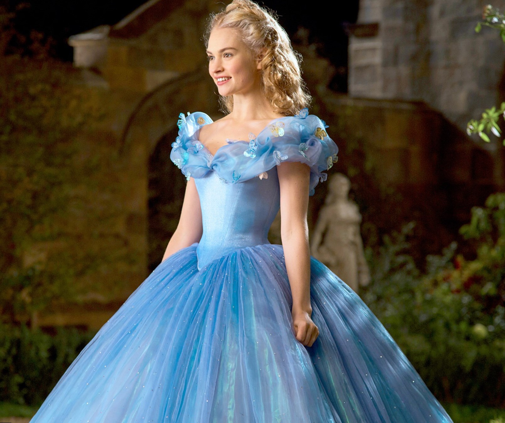 Lily James weight, height and age. We know it all!