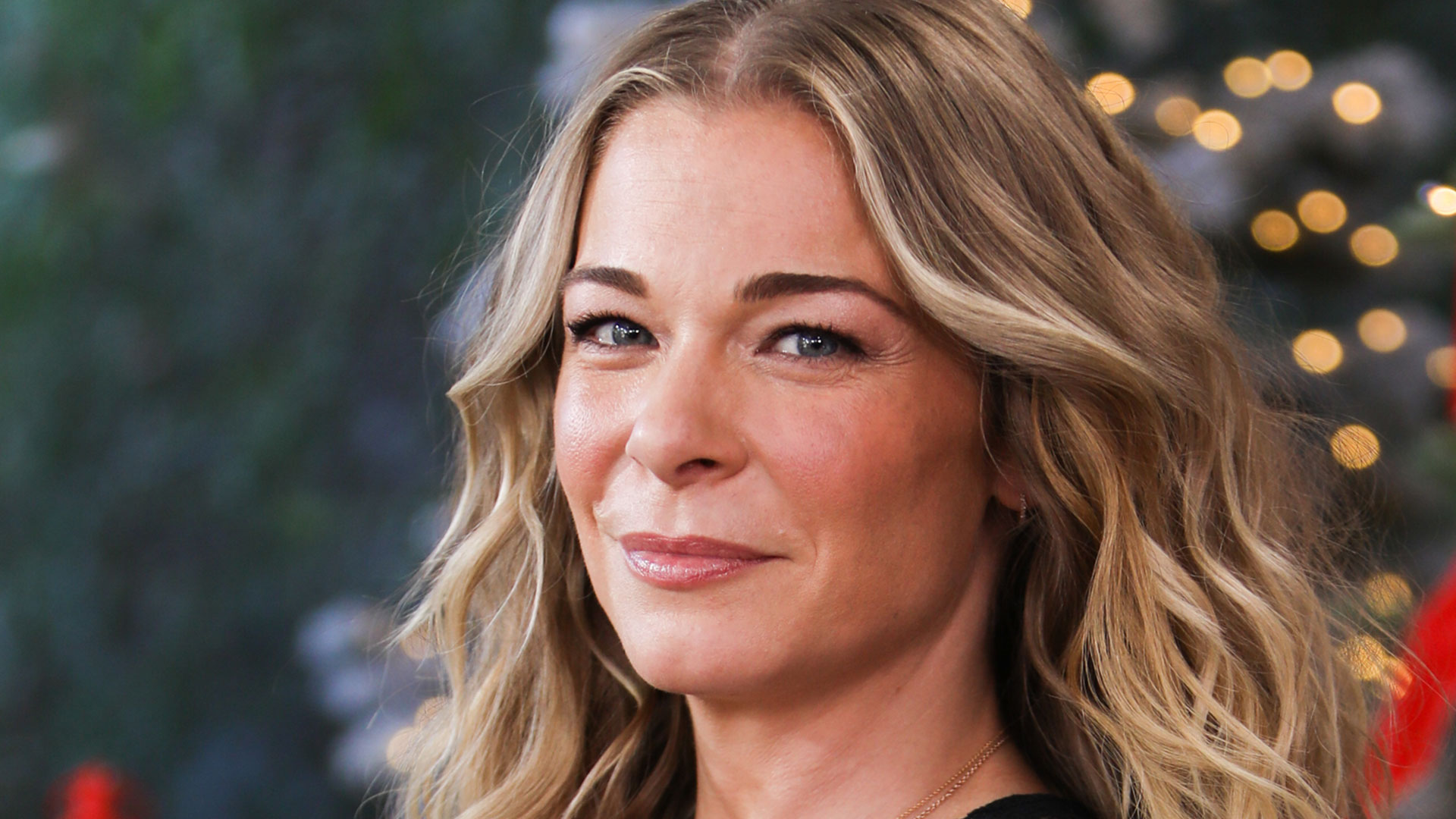 LeAnn Rimes Poses Nude To Show Her Psoriasis & Calls Photos 'A Sigh Of Relief': 'I'm Tired Of
