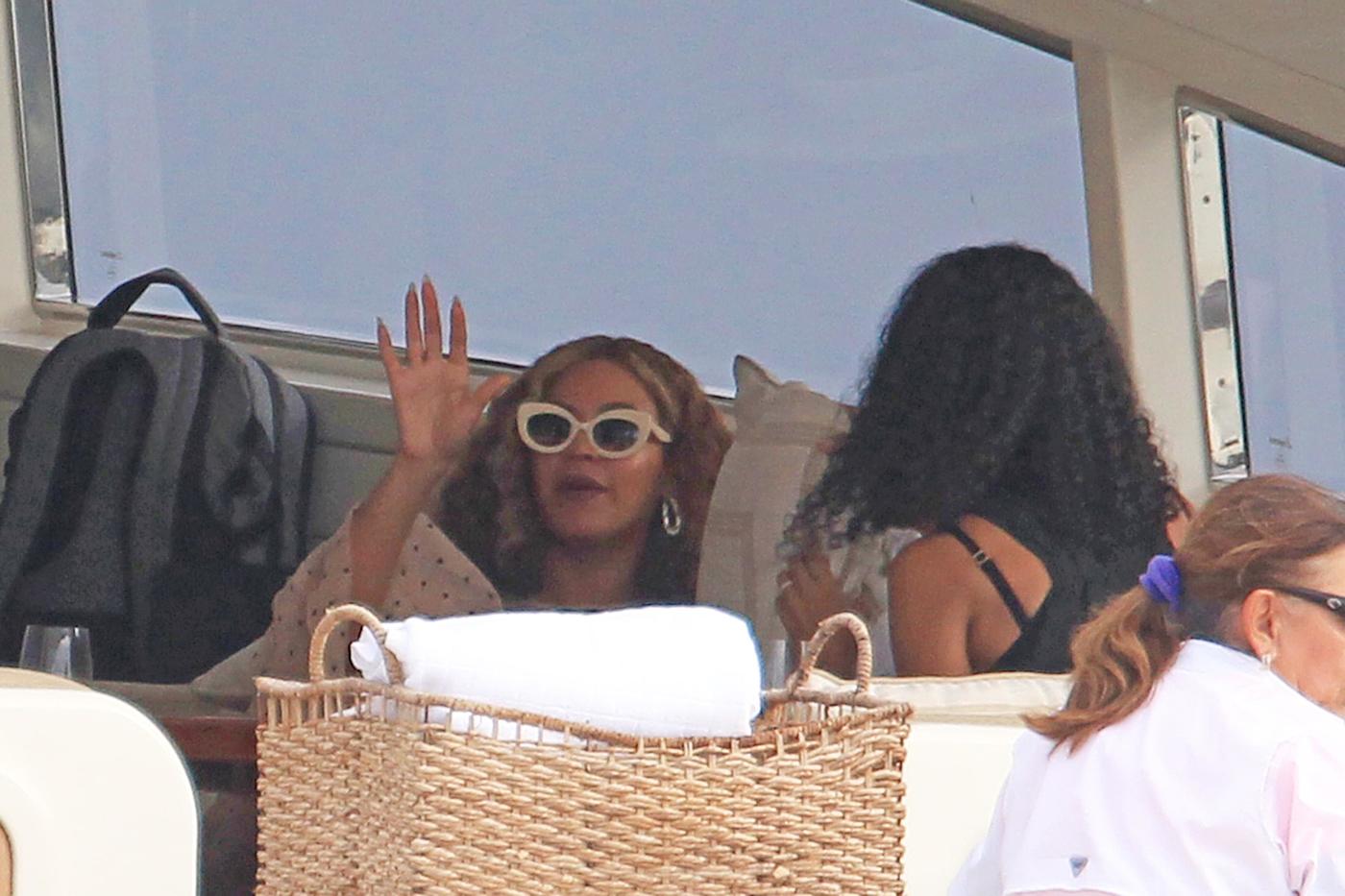 Beyoncé & JayZ Are Enjoying Their Trip To Miami Access