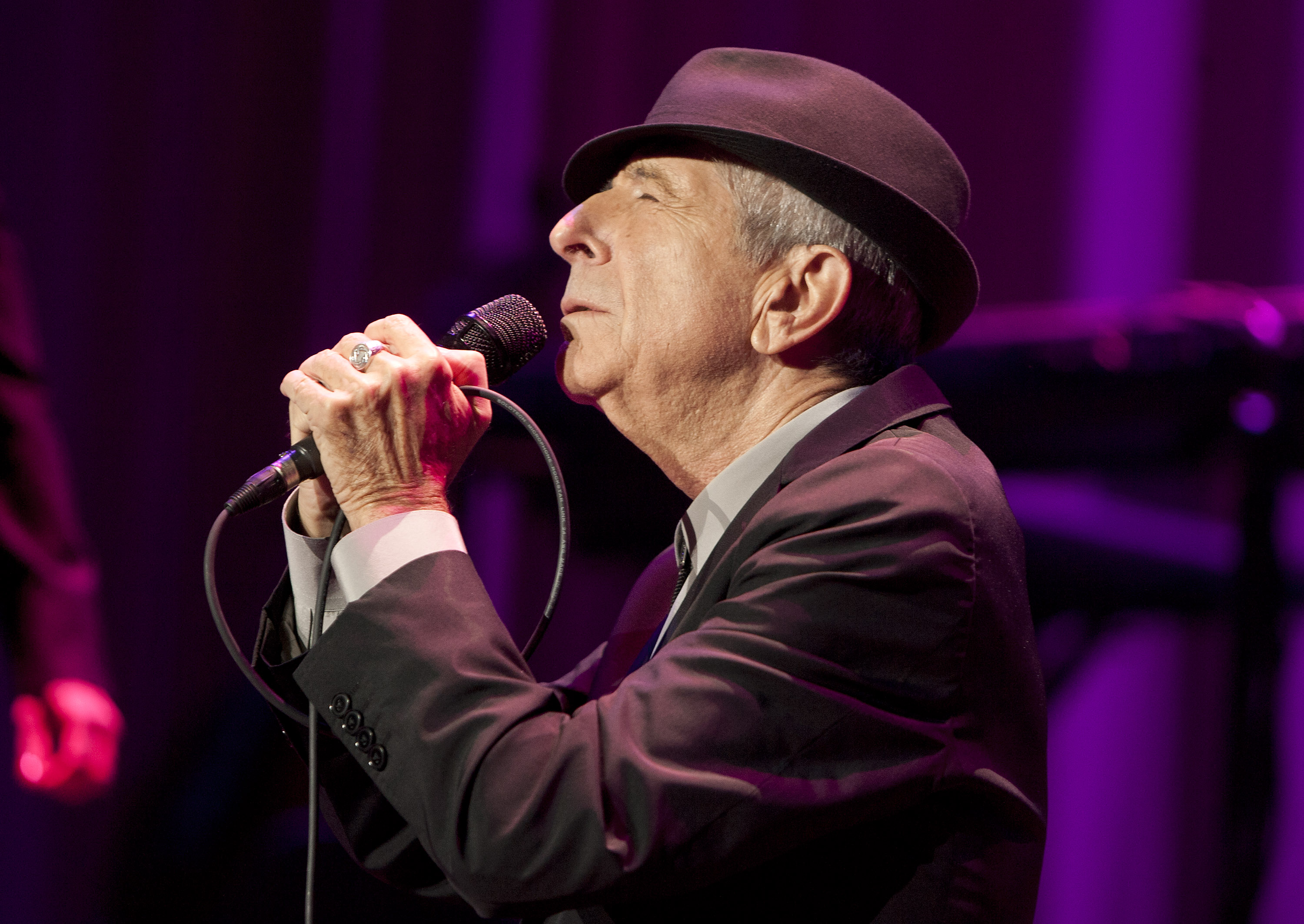 'Hallelujah' SingerSongwriter Leonard Cohen Dies At 82 Access Online