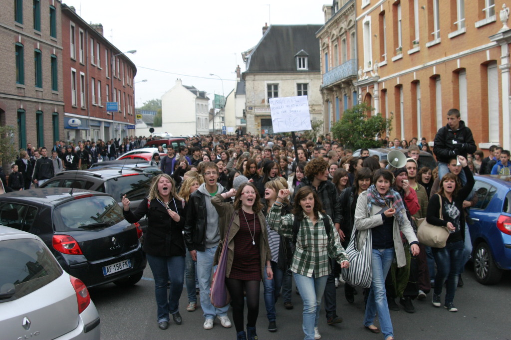 Abbeville 400 lycéens et quelques œufs dans la rue Le Journal d