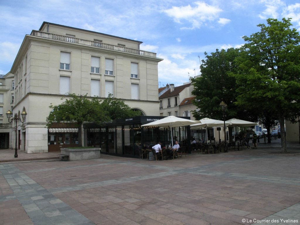 Place de la République, la terrasse couverte du “QG” fait réagir