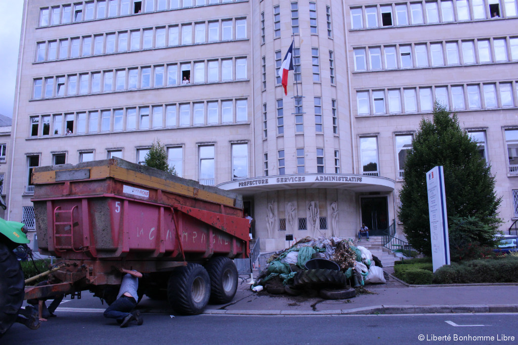 Crise agricole les agriculteurs ont quitté la préfecture