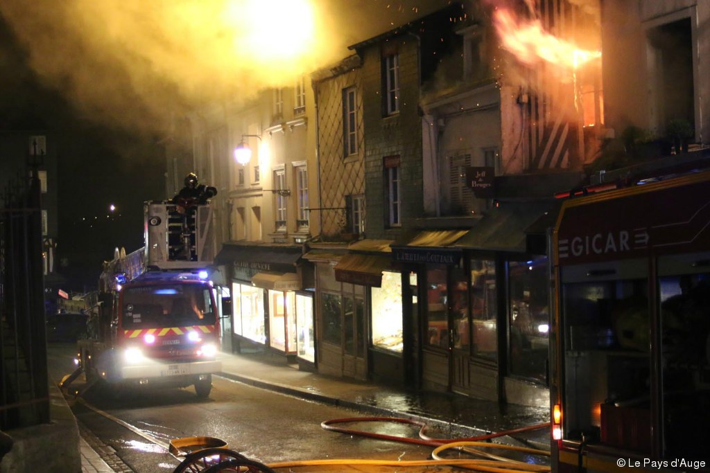 Spectaculaire incendie dans le centre de Honfleur photos et vidéo