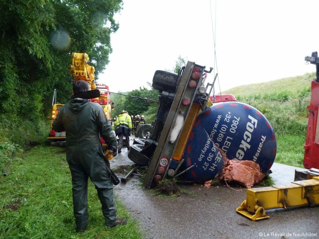 [PHOTOS] Accident d'un poids lourd hier aprèsmidi Le Réveil de