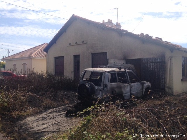 Un feu de voiture s'étend à la maison voisine L'Écho de