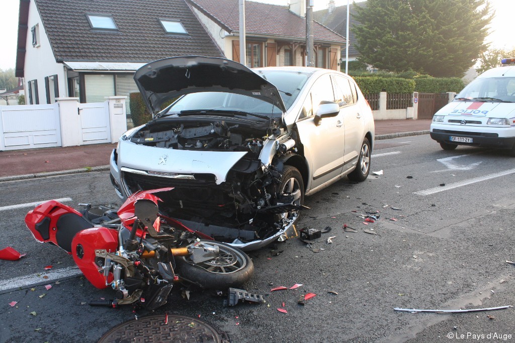 Violente collision entre une voiture et une moto à Cabourg