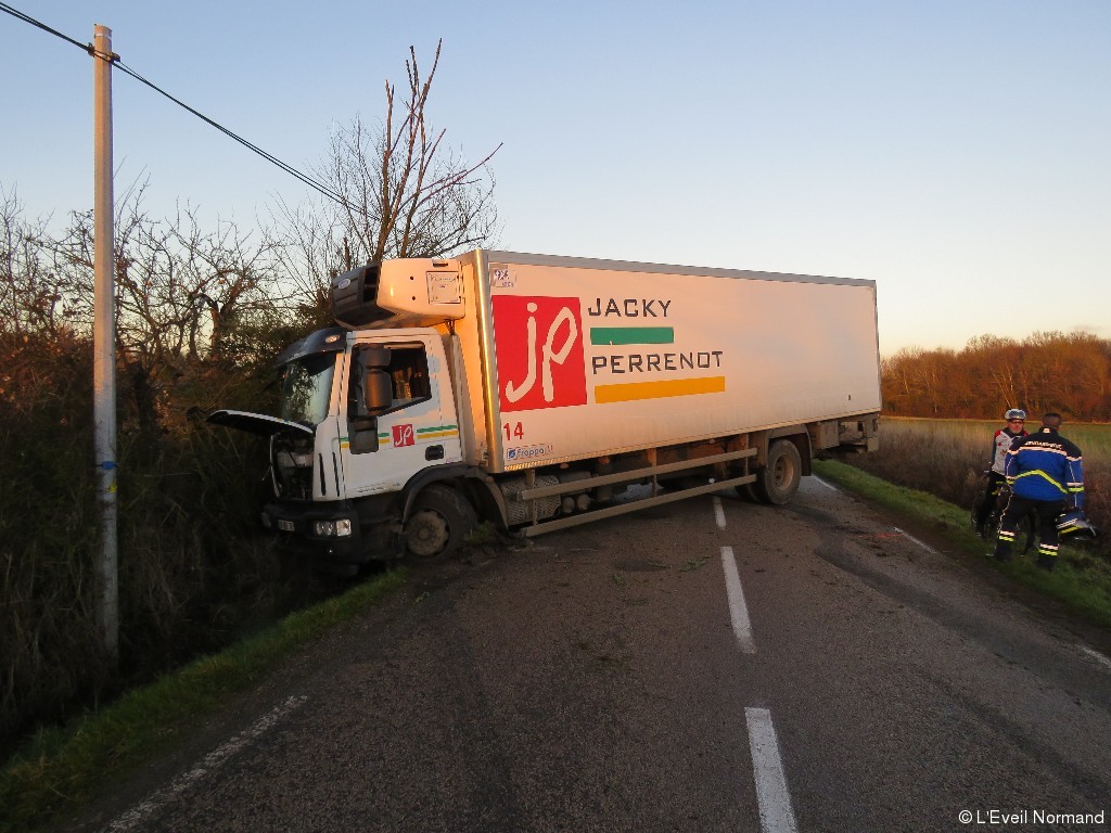 Un camion en travers de la route après un têteàqueue L'Éveil Normand