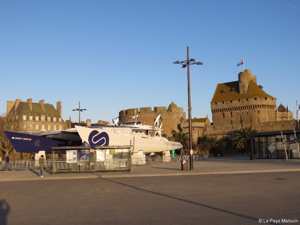 Energy Observer, le bateau du futur, exposé au public sur l'esplanade