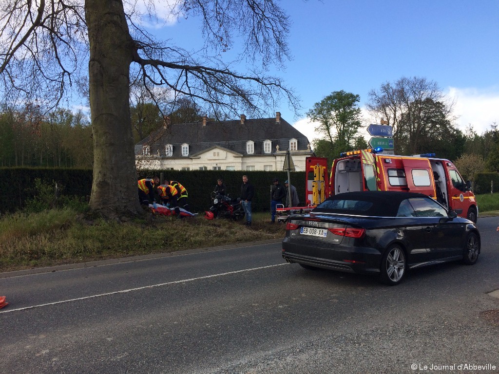 Près d'Abbeville Pour la moto, la leçon de conduite se termine dans un