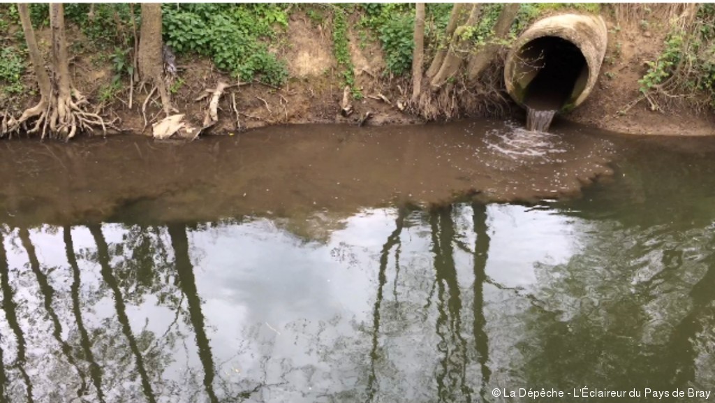 La rivière polluée à la sortie de la station d’épuration de GournayenBray