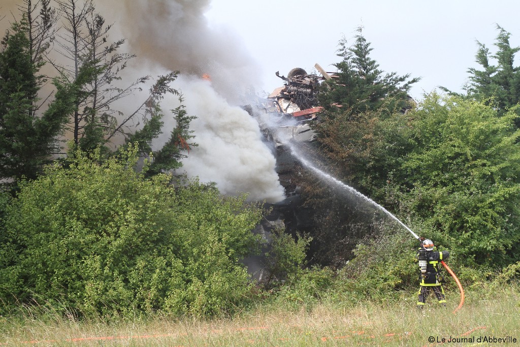 [Photos] [Vidéo] Une trentaine d'épaves en feu dans une casse auto à