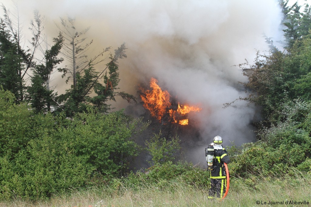 [Photos] [Vidéo] Une trentaine d'épaves en feu dans une casse auto à