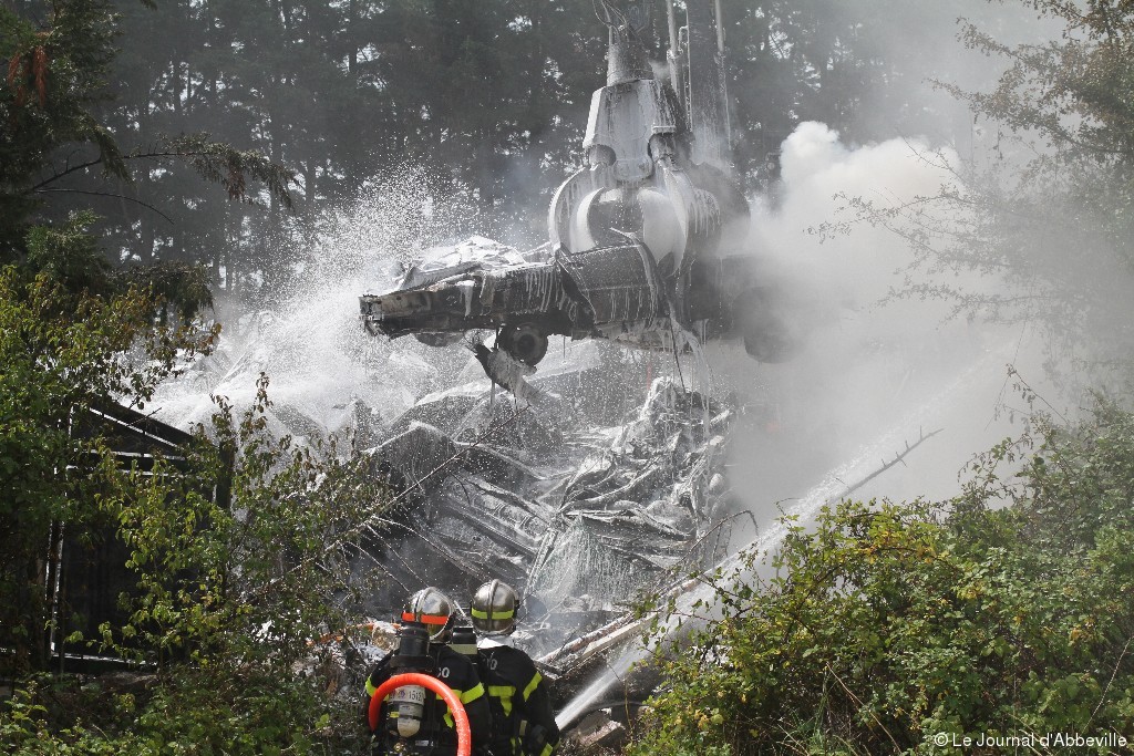[Photos] [Vidéo] Une trentaine d'épaves en feu dans une casse auto à