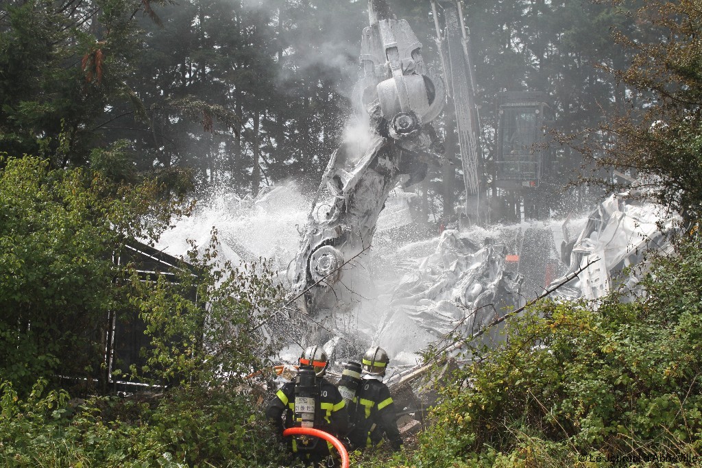[Photos] [Vidéo] Une trentaine d'épaves en feu dans une casse auto à