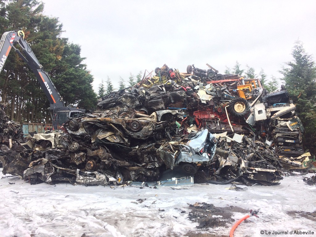 [Photos] [Vidéo] Une trentaine d'épaves en feu dans une casse auto à