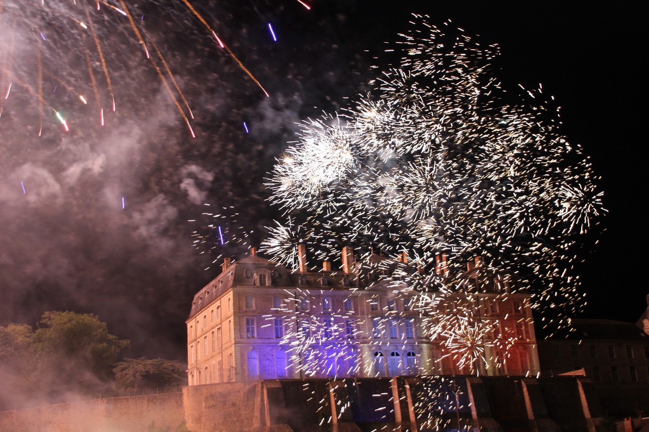 VIDEO. Un feu d'artifice magnifique à SablésurSarthe Les Nouvelles