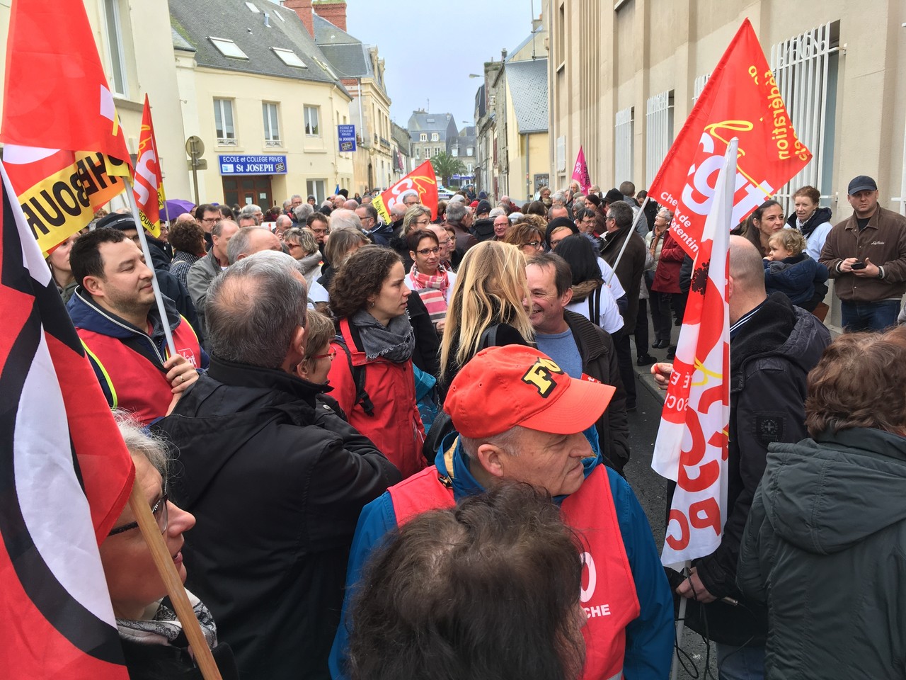 Près de 300 manifestants à Cherbourg, 200 à SaintLô La Presse de la