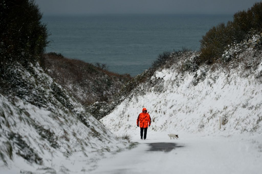 Météo dans la Manche, la neige a recouvert la Hague… et seulement la
