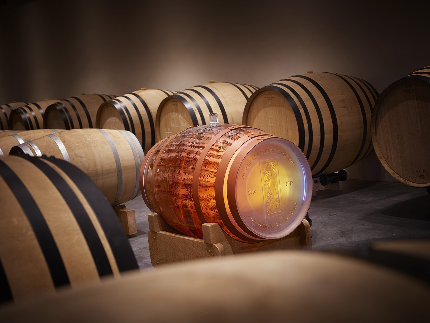 Gironde une barrique en cristal unique au monde, remplie de vin de