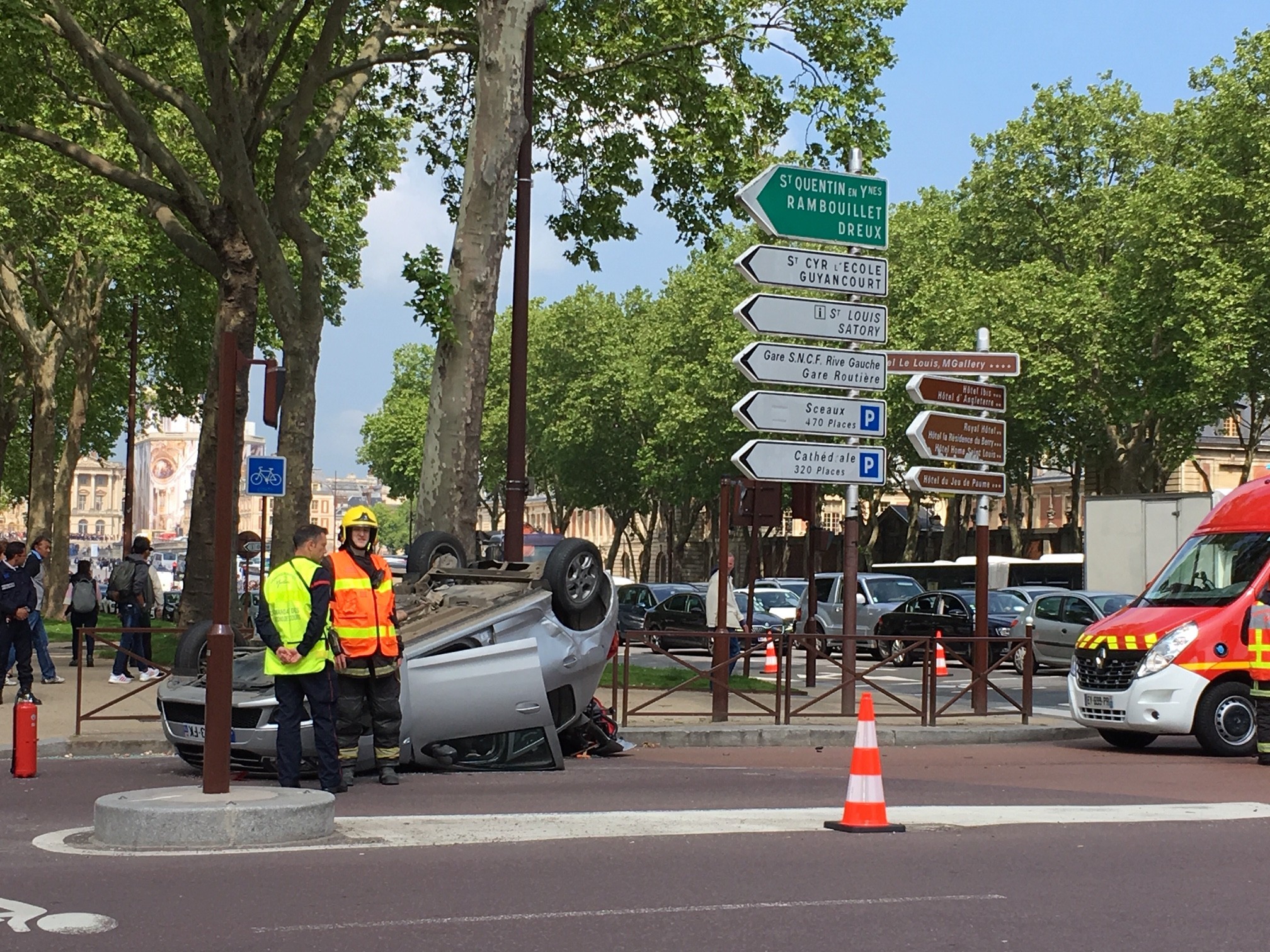 Yvelines. Accident une voiture se retourne en plein cœur de Versailles