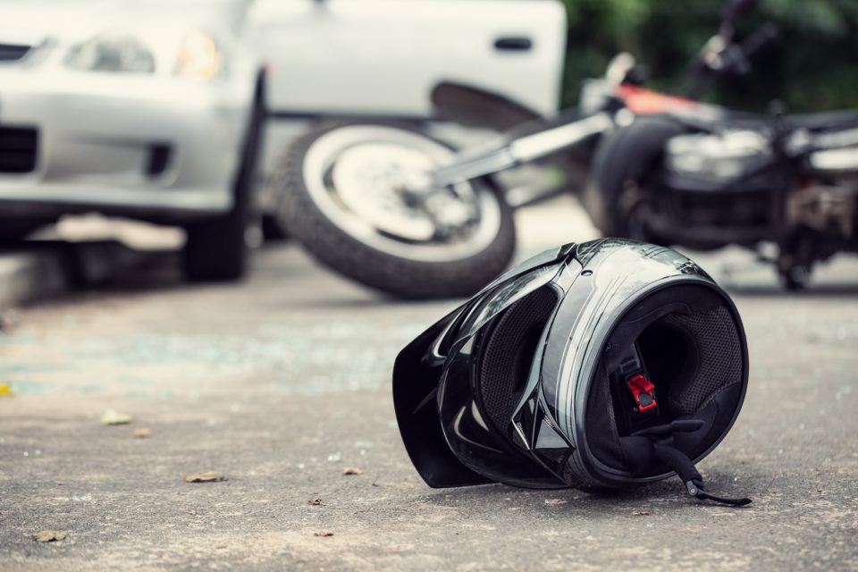 Un jeune motard de 21 ans tué dans un accident avec une voiture, près