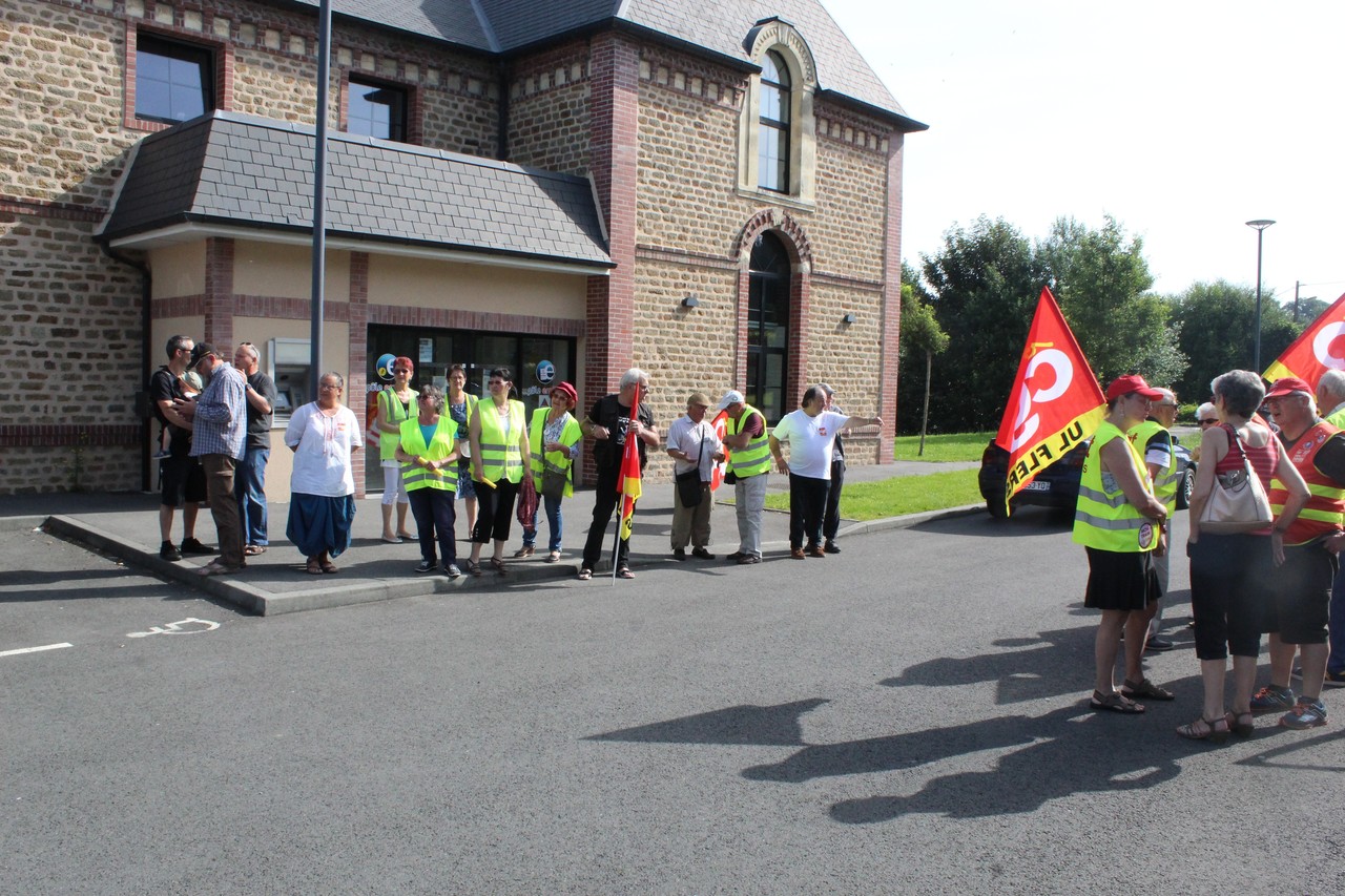 A Flers, les Gilets jaunes et la CGT ont manifesté devant l'agence Pôle