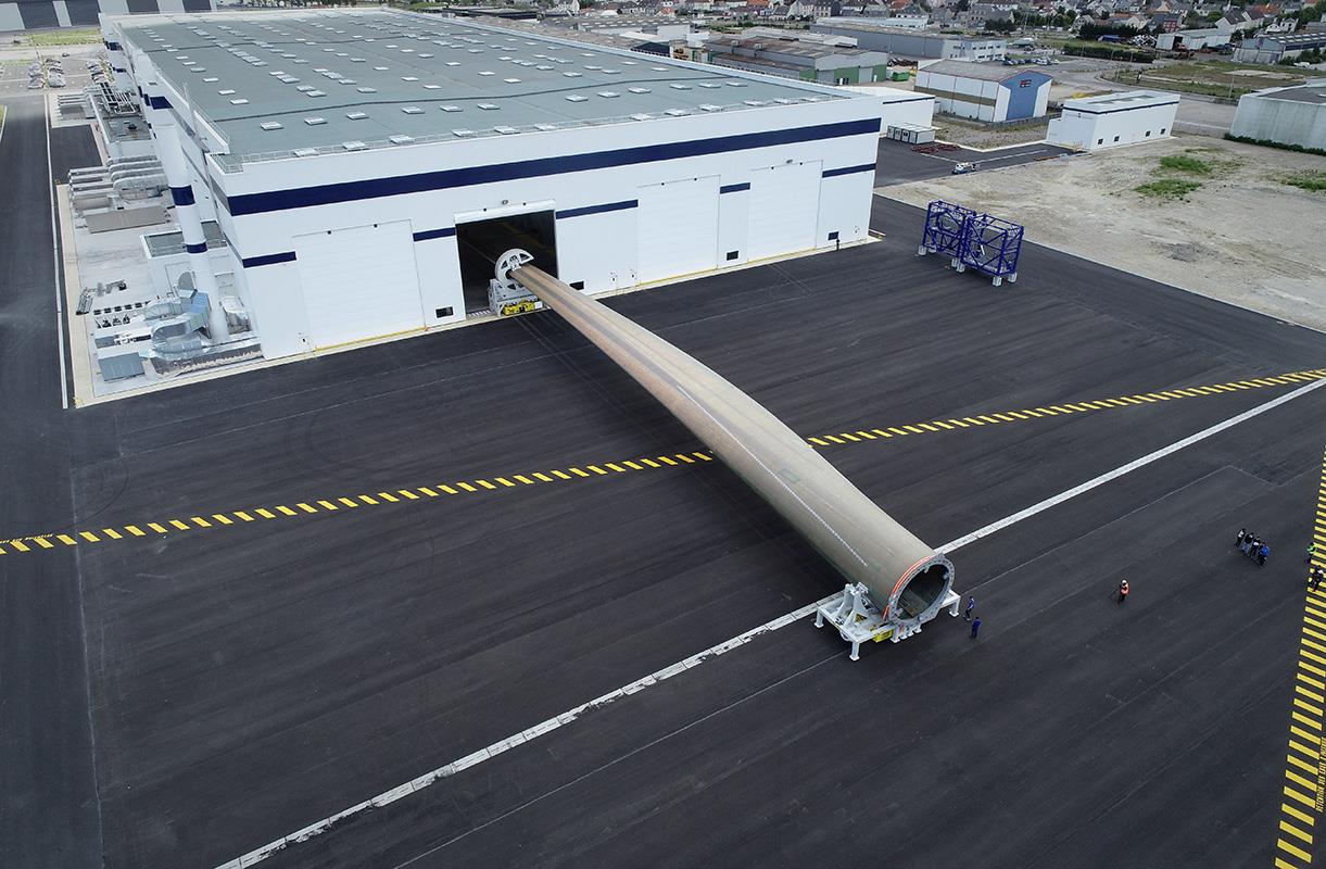 LM Wind Power à Cherbourg la pale d'éolienne de 107 m sort pour la