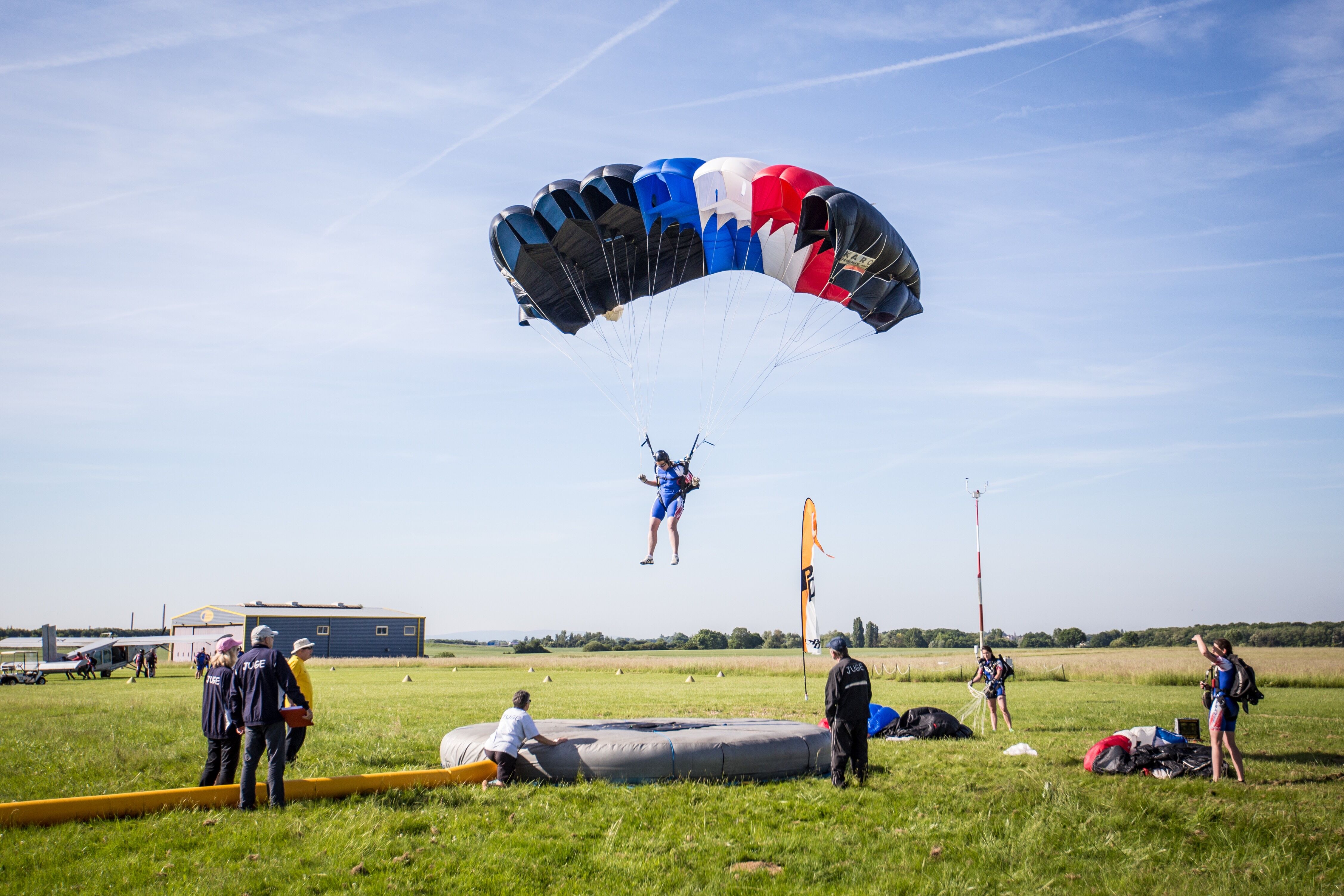 Bretagne les équipes de France de parachutisme en entraînement à Vannes