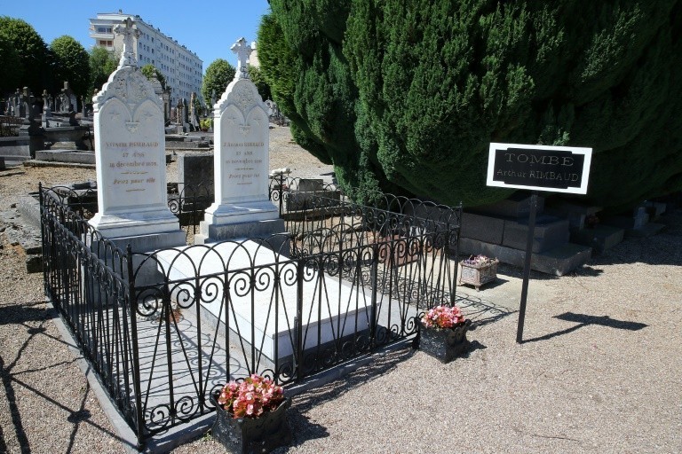 Insolite au cimetière de CharlevilleMézières, Arthur Rimbaud reçoit