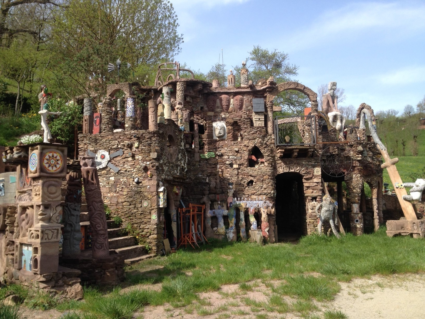 Aveyron. Exposition, galerie, construction le village insolite de