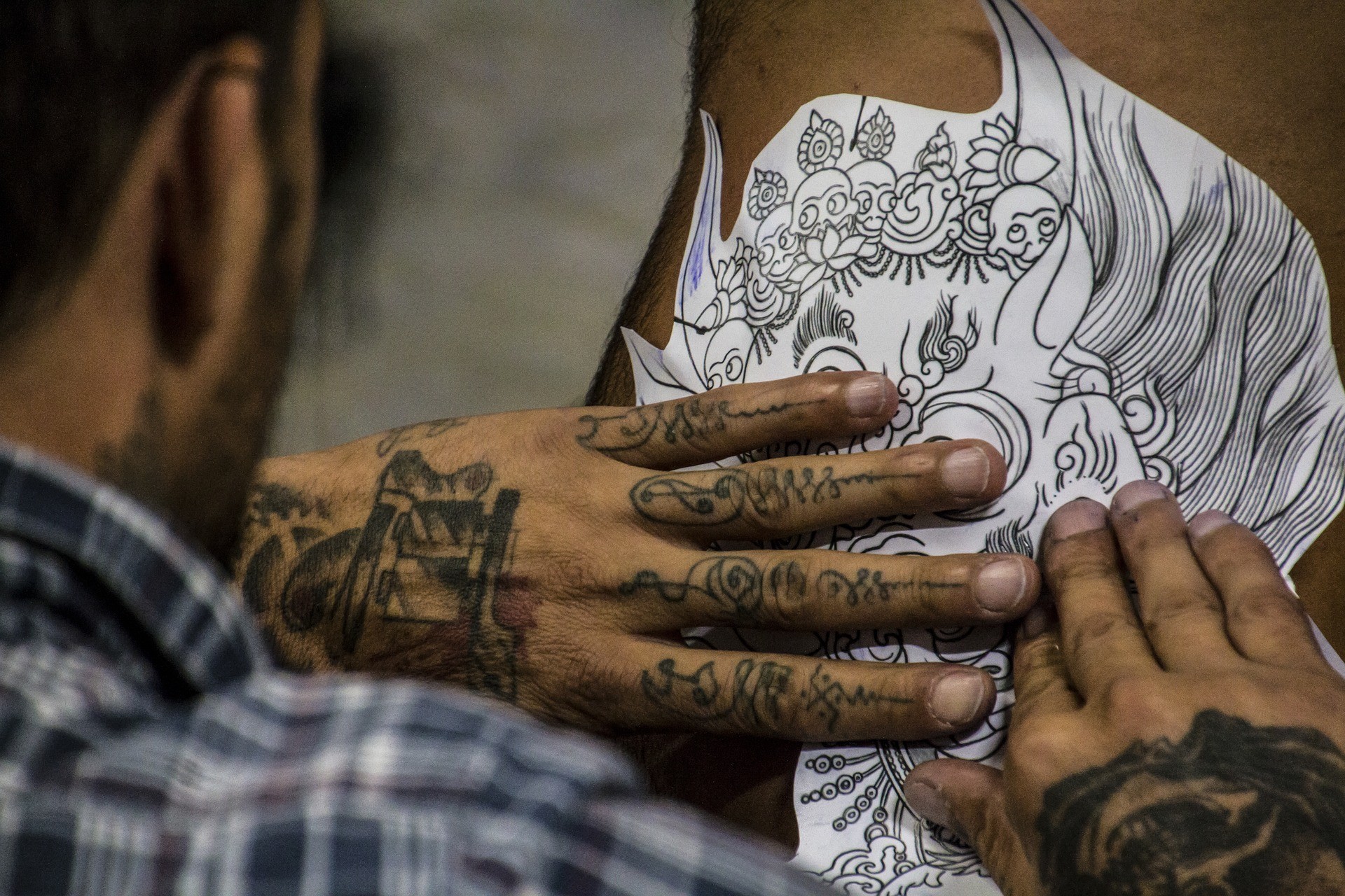 Essonne. Après s'être fait tatouer les fesses, elle accuse