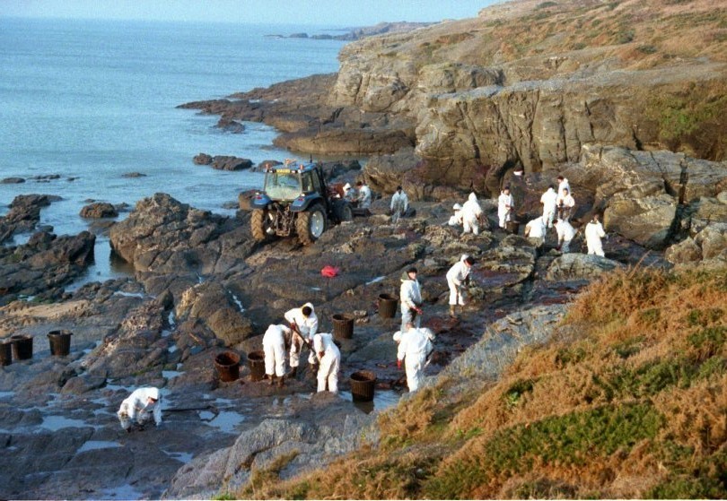 IMAGES. Marée noire de l'Erika de Pornic à SaintBrevinlesPins, la