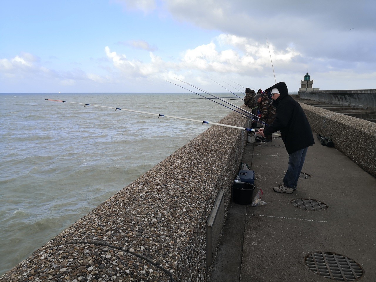 Un concours de pêche en cours sur la jetée de Dieppe
