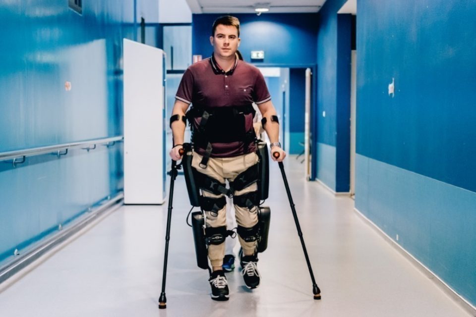 Équipé d'un exosquelette, un paraplégique participe au semimarathon de