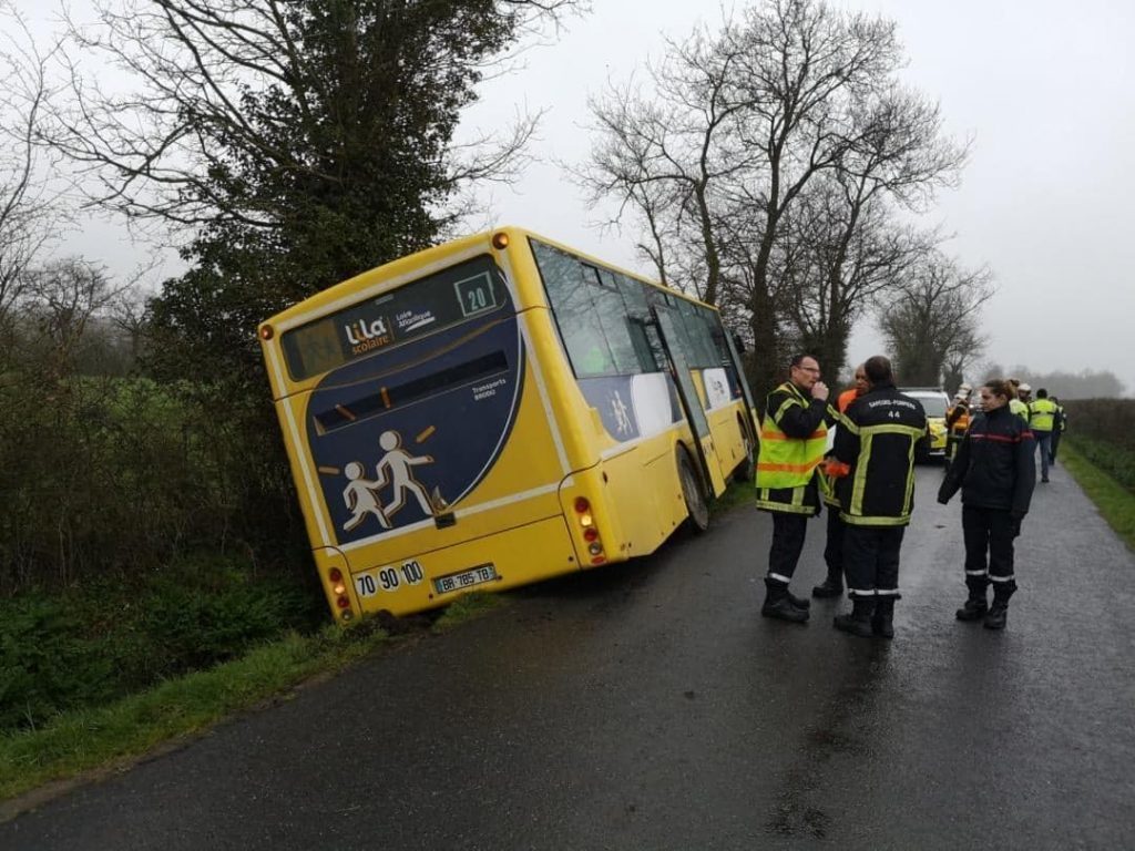 LorouxBottereau un car scolaire se couche dans le fossé, pas de