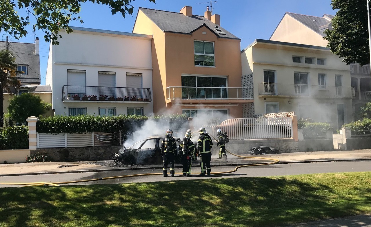 VIDEO SaintNazaire une voiture en feu sur le front de mer L'Écho