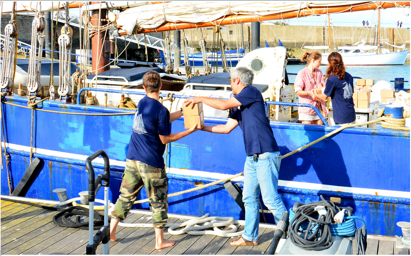 La goélette de fret à la voile De Gallant arrive aux