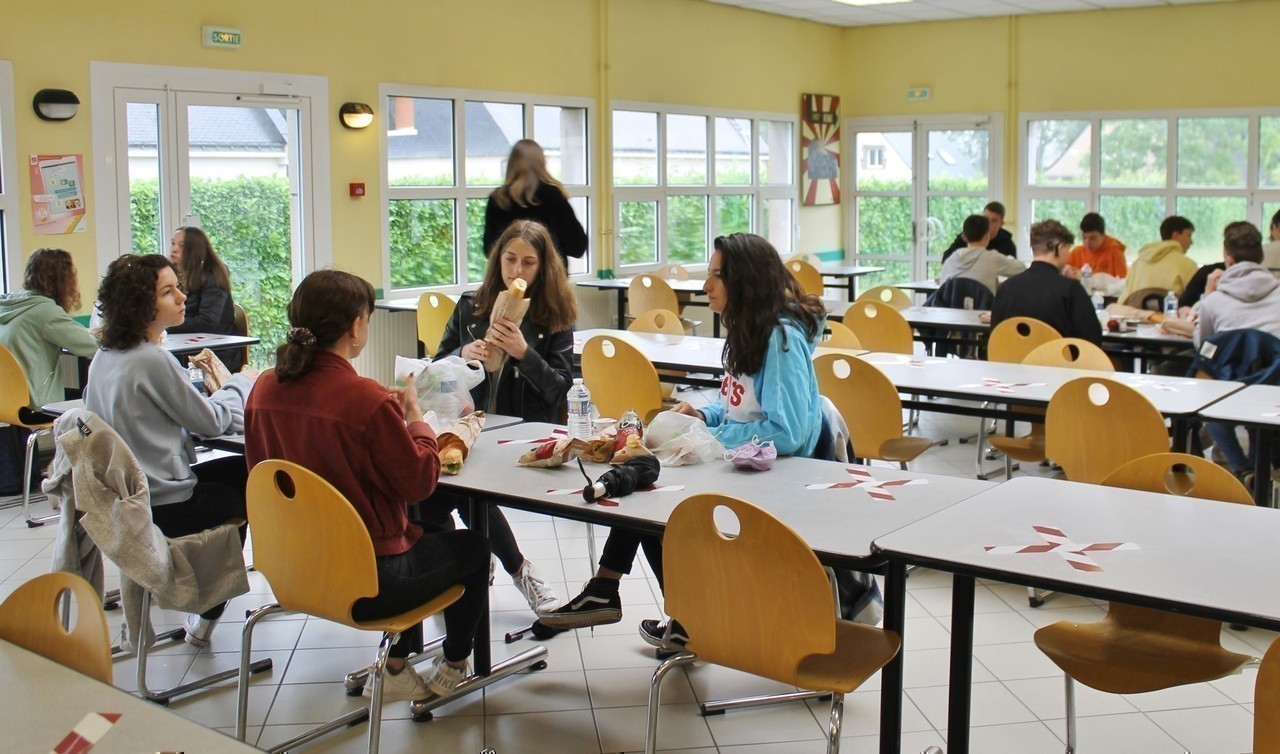 En classe, à la cantine, au gymnase parcours balisé pour les lycéens