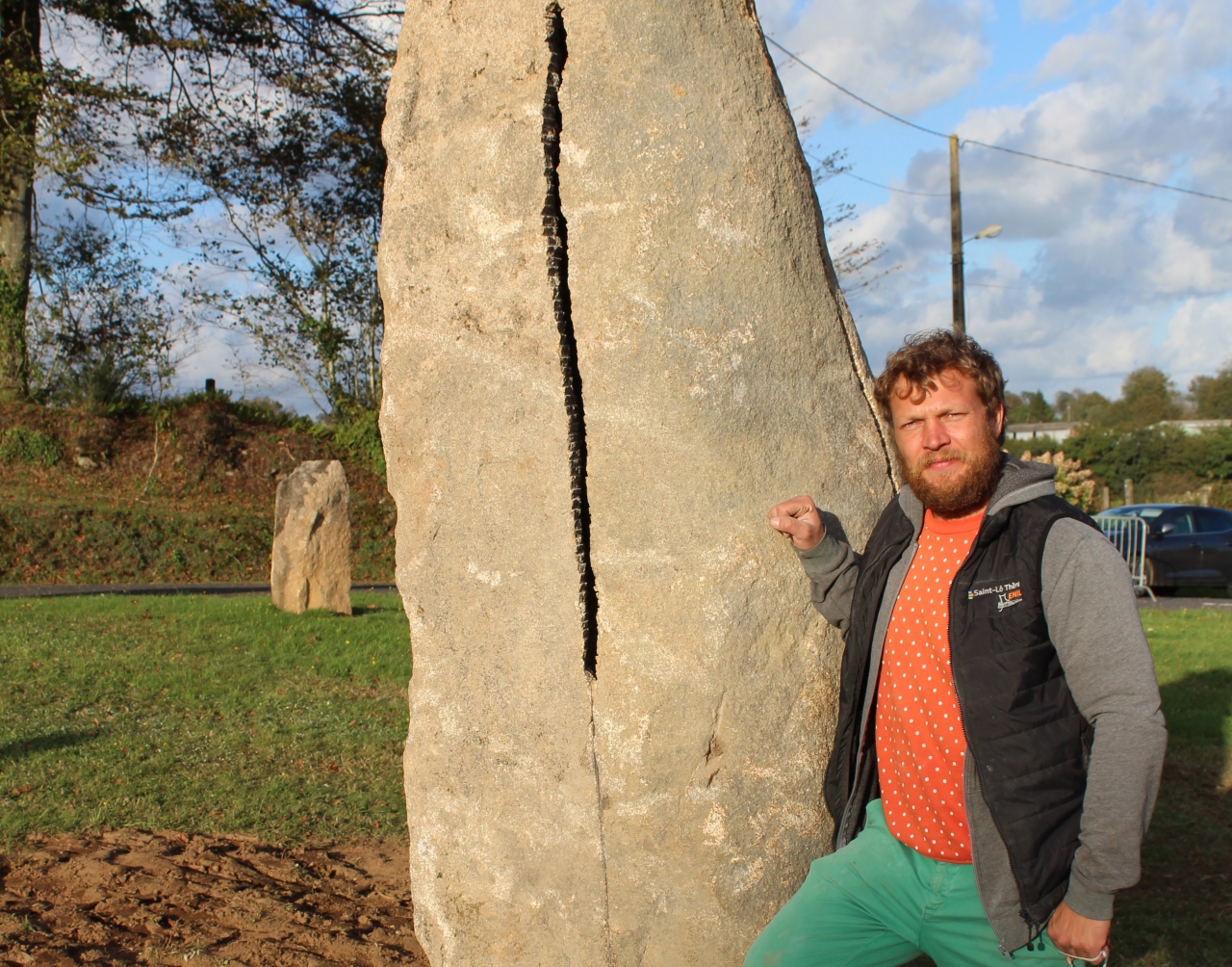 SaintMicheldeMontjoie. Sa sculpture cache un paysage dans le granit