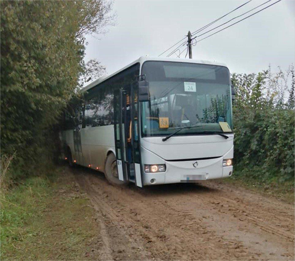 Le car scolaire fait des glissades lors de la récolte des maïs près de