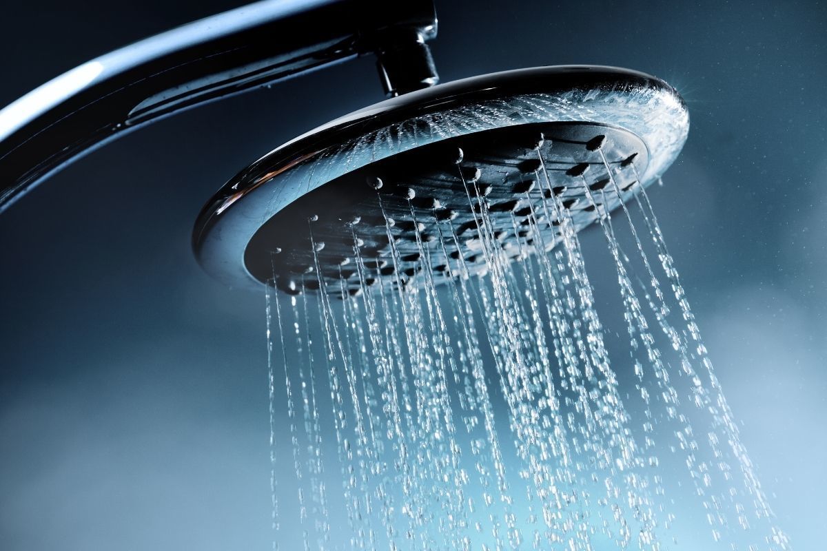 Il invite un SDF à prendre une douche chez lui et vole ses papiers, au