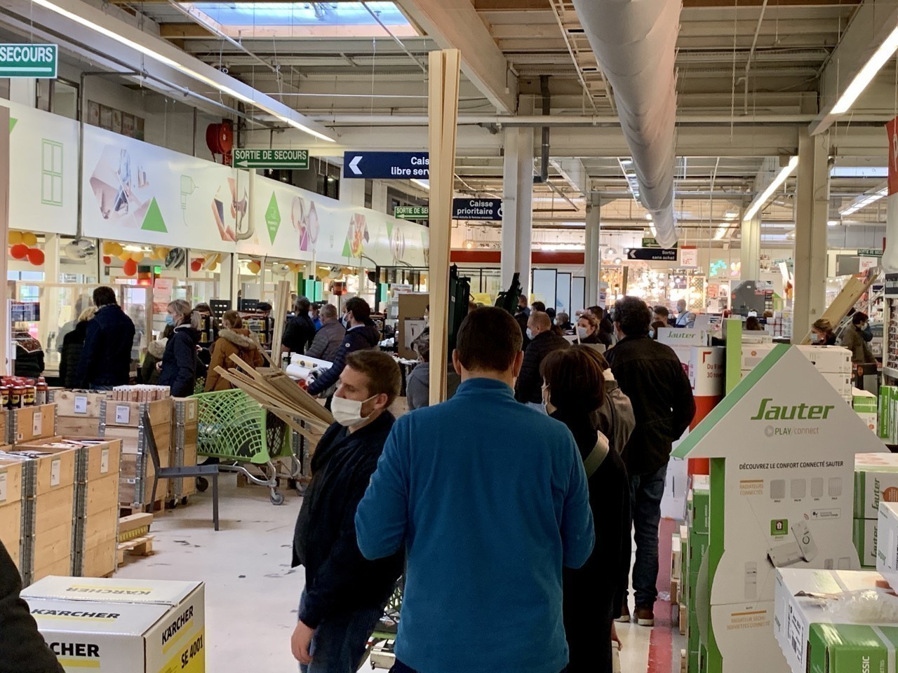 Confinement. Les magasins de meubles et de bricolage pris d'assaut dans
