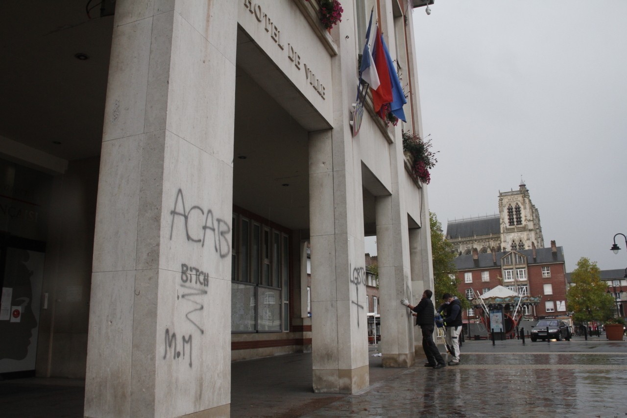 Abbeville. La façade de la mairie taguée actu.fr
