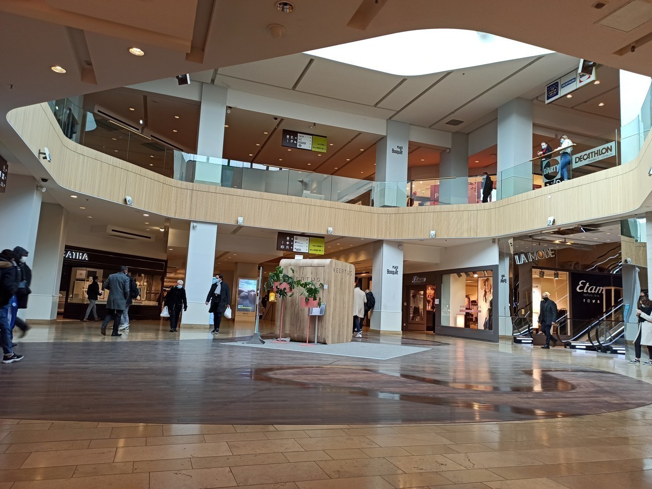 Une bagarre au couteau dans un centre commercial à