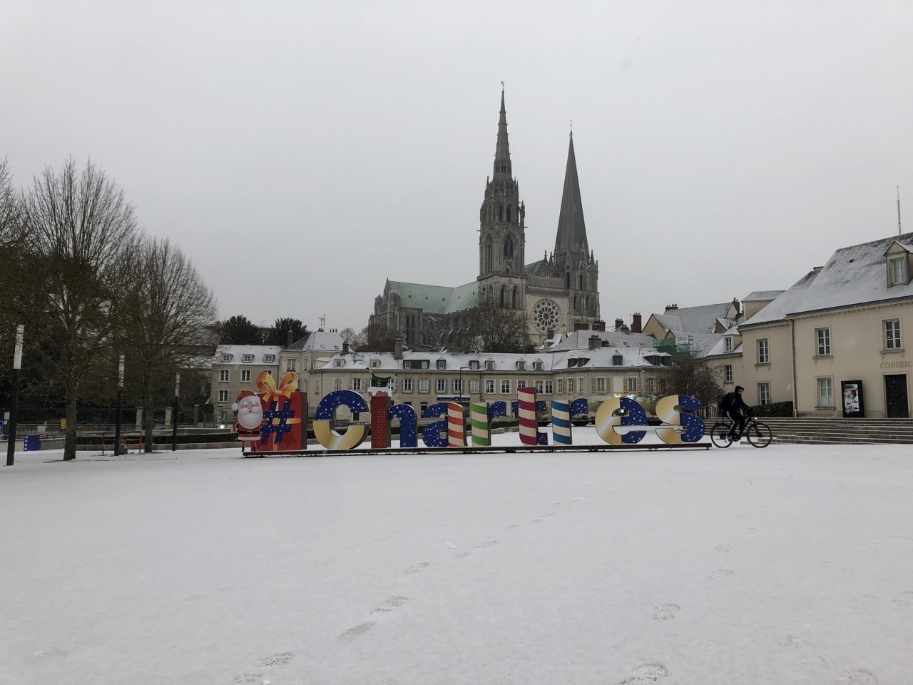 Neige à Chartres. Les images du centreville sous un léger manteau