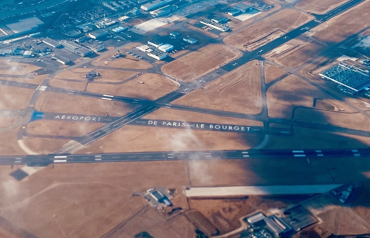 Aéroport de Paris Le Bourget atterrissage en urgence d'un avion