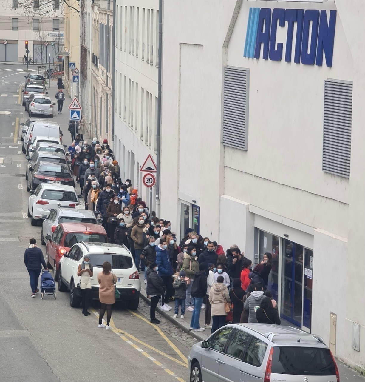 A Lyon une file interminable devant un magasin fait réagir ceux qui