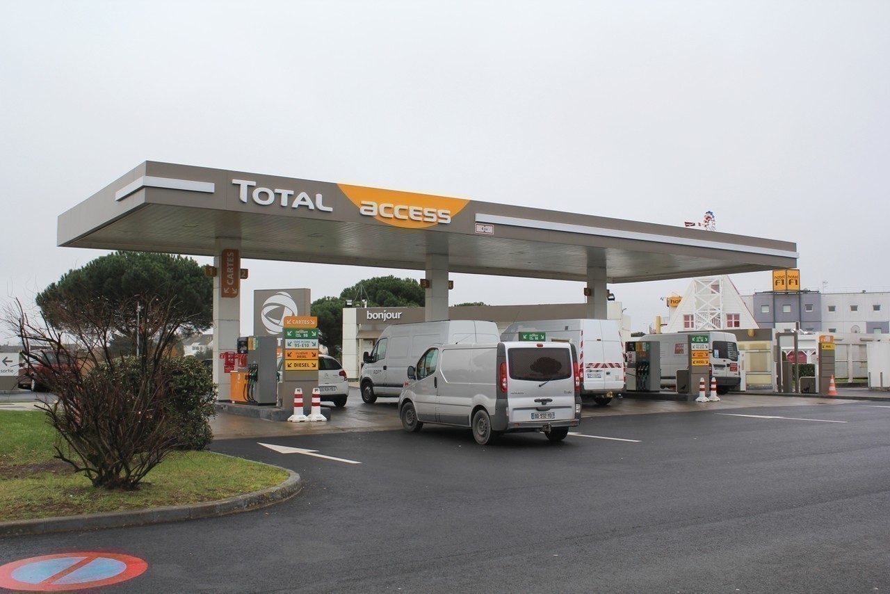 Près de SaintNazaire la stationservice Total de la zone commerciale